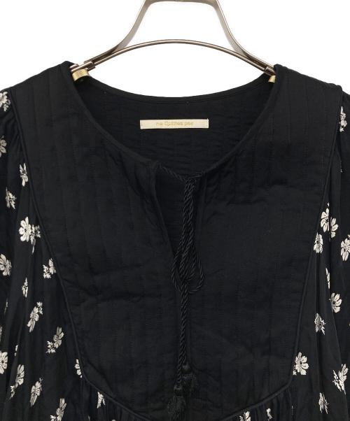 ne quittez pas（ヌキテパ）ne quittez pas (ヌキテパ) レーヨンサテン フラワープリントワンピース ブラック サイズ:Mの古着・服飾アイテム