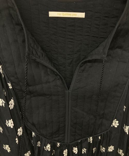 ne quittez pas（ヌキテパ）ne quittez pas (ヌキテパ) レーヨンサテン フラワープリントワンピース ブラック サイズ:Mの古着・服飾アイテム