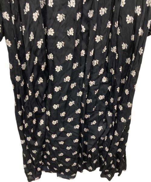 ne quittez pas（ヌキテパ）ne quittez pas (ヌキテパ) レーヨンサテン フラワープリントワンピース ブラック サイズ:Mの古着・服飾アイテム