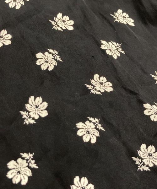 ne quittez pas（ヌキテパ）ne quittez pas (ヌキテパ) レーヨンサテン フラワープリントワンピース ブラック サイズ:Mの古着・服飾アイテム