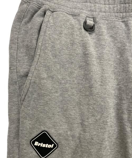 F.C.R.B.（エフシーレアルブリストル）F.C.R.B. (エフシーレアルブリストル) EMBLEM SWEAT PANTS/エンブレムスウェットパンツ グレー サイズ:XLの古着・服飾アイテム