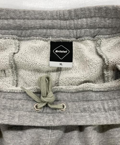 F.C.R.B.（エフシーレアルブリストル）F.C.R.B. (エフシーレアルブリストル) EMBLEM SWEAT PANTS/エンブレムスウェットパンツ グレー サイズ:XLの古着・服飾アイテム