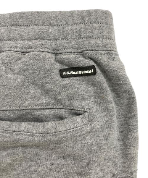 F.C.R.B.（エフシーレアルブリストル）F.C.R.B. (エフシーレアルブリストル) EMBLEM SWEAT PANTS/エンブレムスウェットパンツ グレー サイズ:XLの古着・服飾アイテム