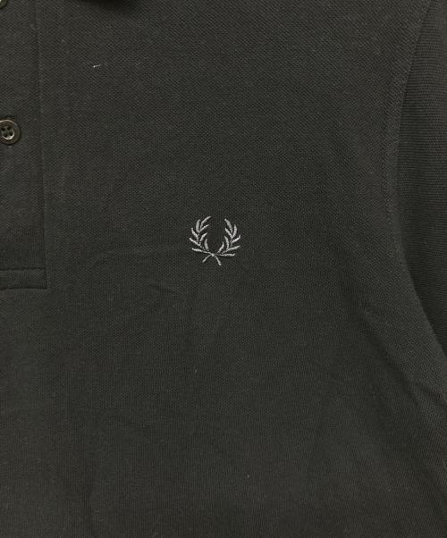 FRED PERRY（フレッドペリー）FRED PERRY (フレッドペリー) ポロシャツ ブラック×ブルー サイズ:40の古着・服飾アイテム