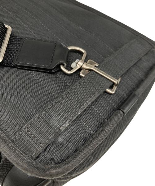 TUMI（トゥミ）TUMI (トゥミ) Higgins Sling/ショルダーバッグ グレーの古着・服飾アイテム