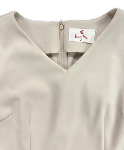 kay me（ケイミー）kay me (ケイミー) VネックIラインワンピース ベージュ サイズ:9 未使用品の古着・服飾アイテム