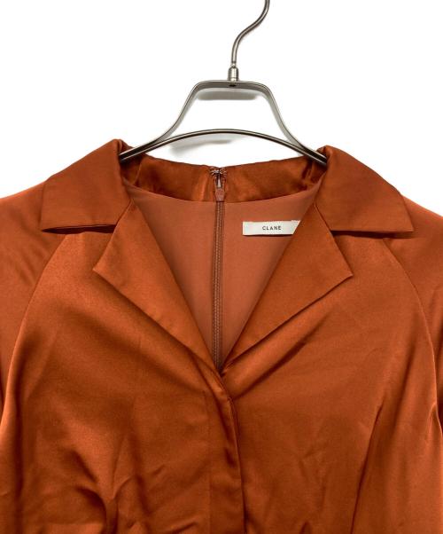 CLANE（クラネ）CLANE (クラネ) SLIT HOLE SLEEVE SATIN ONEPIECE レッド サイズ:2の古着・服飾アイテム