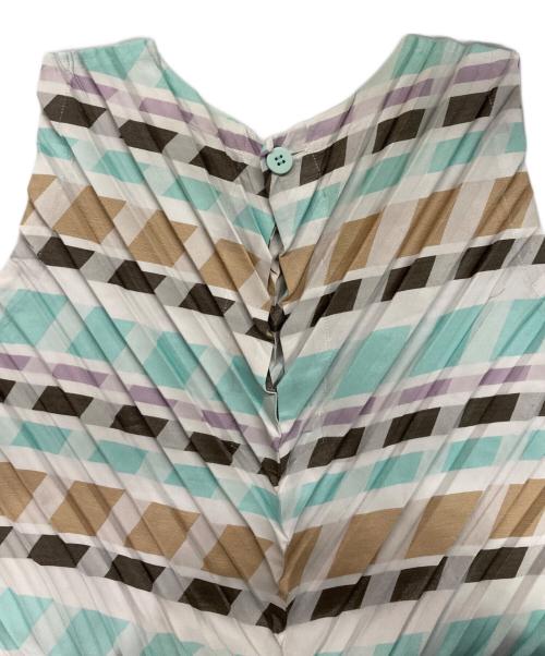 ISSEY MIYAKE（イッセイミヤケ）ISSEY MIYAKE (イッセイミヤケ) 斜めプリーツノースリーブワンピース ホワイト サイズ:2の古着・服飾アイテム