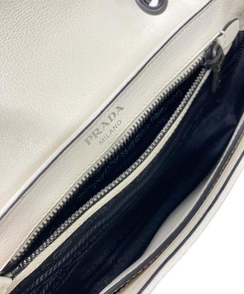 PRADA（プラダ）PRADA (プラダ) チェーンショルダーバッグ ホワイトの古着・服飾アイテム