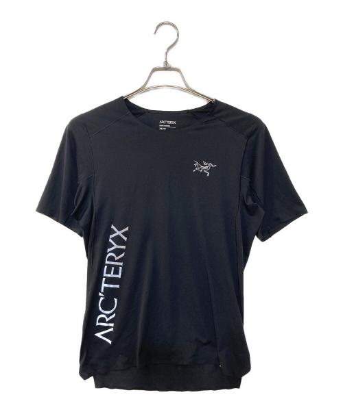 ARC'TERYX（アークテリクス）ARC'TERYX (アークテリクス) Norvan Downward Logo Short Sleeve ノーバン ダウンワード ロゴ ショートスリーブ プリントTシャツ ブラック サイズ:XSの古着・服飾アイテム