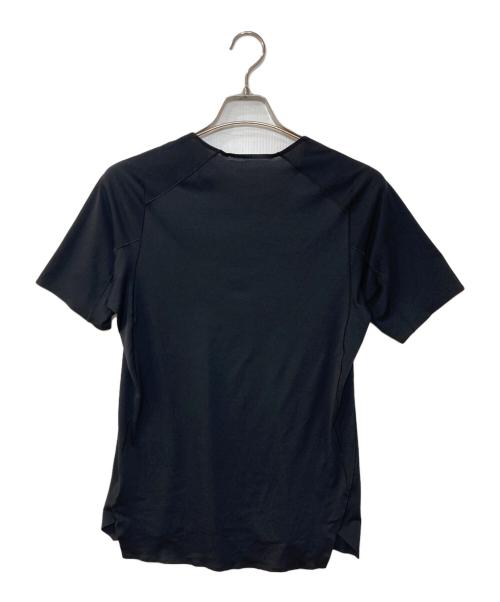 ARC'TERYX（アークテリクス）ARC'TERYX (アークテリクス) Norvan Downward Logo Short Sleeve ノーバン ダウンワード ロゴ ショートスリーブ プリントTシャツ ブラック サイズ:XSの古着・服飾アイテム