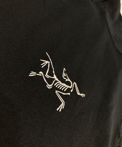 ARC'TERYX（アークテリクス）ARC'TERYX (アークテリクス) Norvan Downward Logo Short Sleeve ノーバン ダウンワード ロゴ ショートスリーブ プリントTシャツ ブラック サイズ:XSの古着・服飾アイテム