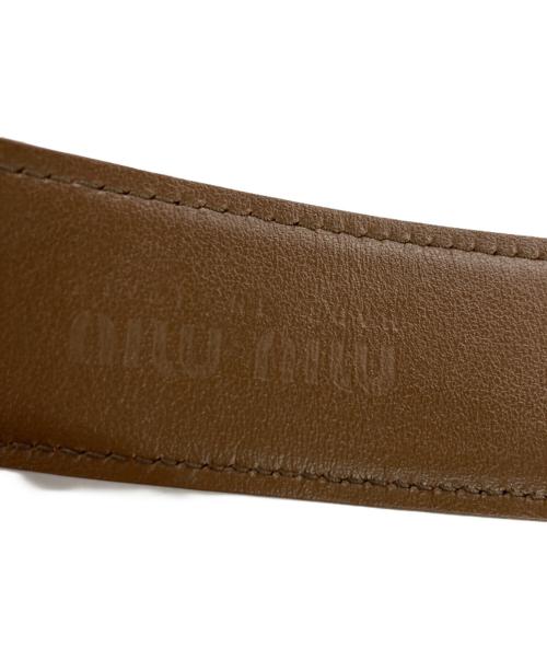 MIU MIU（ミュウミュウ）MIU MIU (ミュウミュウ) スウェードロゴバックルベルト ブラウン×ゴールド サイズ:36/90の古着・服飾アイテム