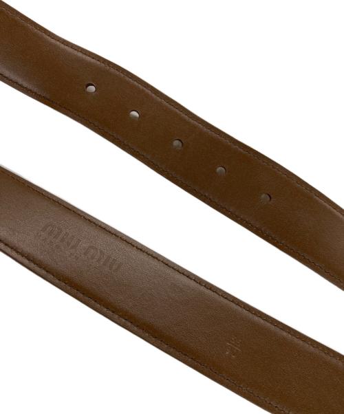 MIU MIU（ミュウミュウ）MIU MIU (ミュウミュウ) スウェードロゴバックルベルト ブラウン×ゴールド サイズ:36/90の古着・服飾アイテム