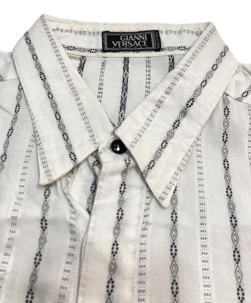 GIANNI VERSACE（ジャンニ・ヴェルサーチ）GIANNI VERSACE (ジャンニ・ヴェルサーチ) ストライプエンプロイダリ‐L/Sシャツ ホワイト サイズ:46の古着・服飾アイテム