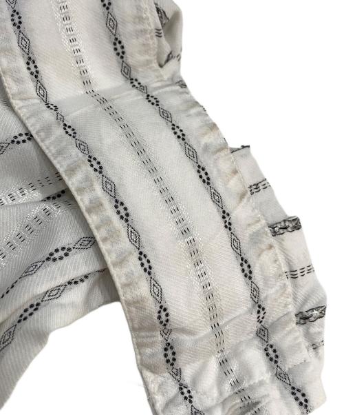 GIANNI VERSACE（ジャンニ・ヴェルサーチ）GIANNI VERSACE (ジャンニ・ヴェルサーチ) ストライプエンプロイダリ‐L/Sシャツ ホワイト サイズ:46の古着・服飾アイテム