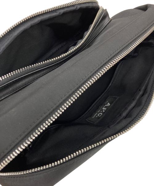 A.P.C.（アーペーセー）A.P.C. (アーペーセー) ロゴボディーバッグ ブラックの古着・服飾アイテム