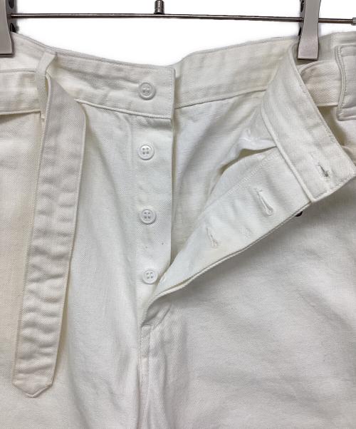 COMOLI（コモリ）COMOLI (コモリ) デニム ベルテッドパンツ ホワイト サイズ:１の古着・服飾アイテム
