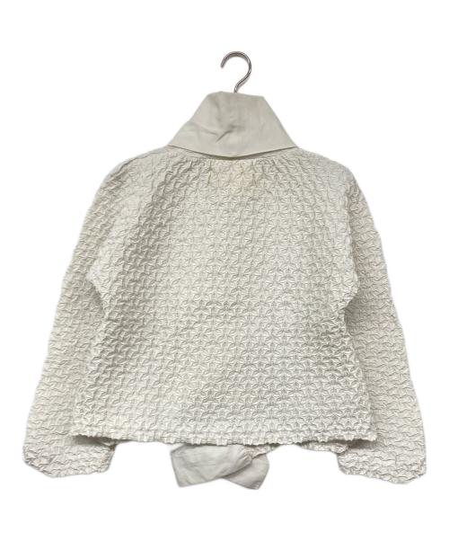 ISSEY MIYAKE（イッセイミヤケ）ISSEY MIYAKE (イッセイミヤケ) 3Dスチームシワ加工ジャケット アイボリー サイズ:２の古着・服飾アイテム