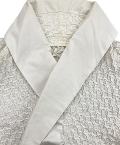 ISSEY MIYAKE（イッセイミヤケ）ISSEY MIYAKE (イッセイミヤケ) 3Dスチームシワ加工ジャケット アイボリー サイズ:２の古着・服飾アイテム