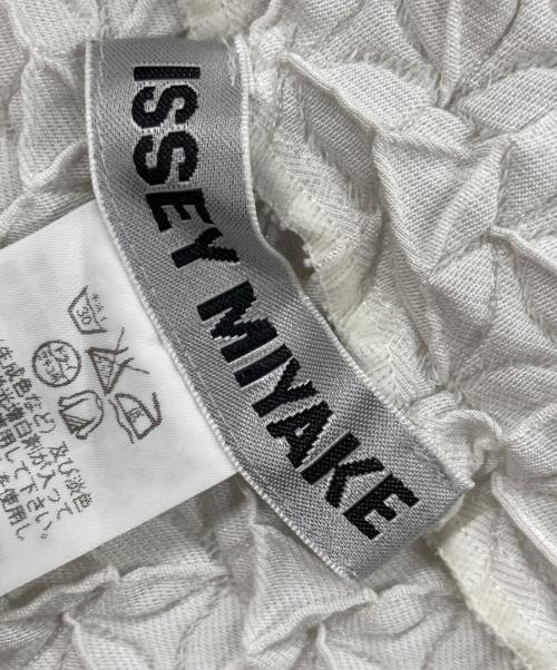 ISSEY MIYAKE（イッセイミヤケ）ISSEY MIYAKE (イッセイミヤケ) 3Dスチームシワ加工ジャケット アイボリー サイズ:２の古着・服飾アイテム