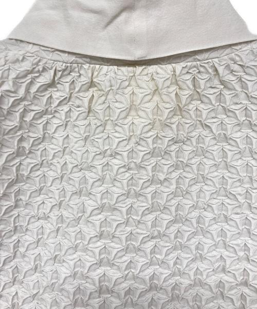 ISSEY MIYAKE（イッセイミヤケ）ISSEY MIYAKE (イッセイミヤケ) 3Dスチームシワ加工ジャケット アイボリー サイズ:２の古着・服飾アイテム