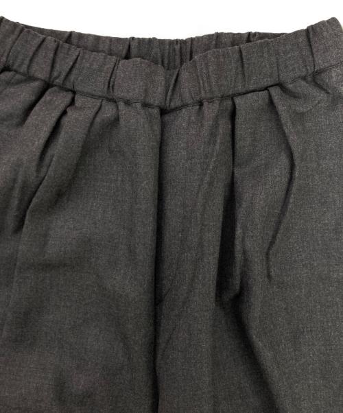 maison de soil（メゾンドソイル）maison de soil (メゾンドソイル) WORSTED SERGE 2TUCK WIDE EASY PANTS グレー サイズ:2 未使用品の古着・服飾アイテム