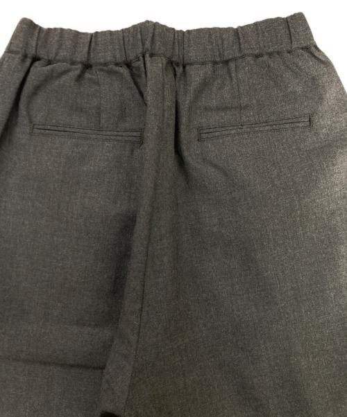 maison de soil（メゾンドソイル）maison de soil (メゾンドソイル) WORSTED SERGE 2TUCK WIDE EASY PANTS グレー サイズ:2 未使用品の古着・服飾アイテム