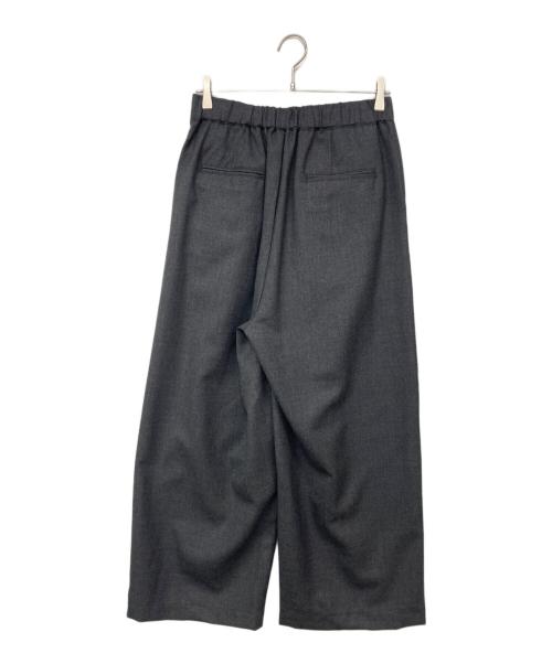 maison de soil（メゾンドソイル）maison de soil (メゾンドソイル) WORSTED SERGE 2TUCK WIDE EASY PANTS グレー サイズ:2 未使用品の古着・服飾アイテム