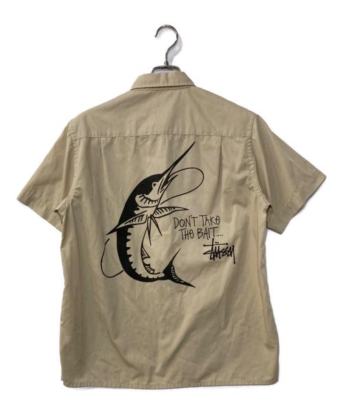 stussy（ステューシー）stussy (ステューシー) バックプリント 半袖シャツ カジキ  ベージュ サイズ:Mの古着・服飾アイテム