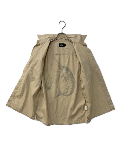 stussy（ステューシー）stussy (ステューシー) バックプリント 半袖シャツ カジキ  ベージュ サイズ:Mの古着・服飾アイテム