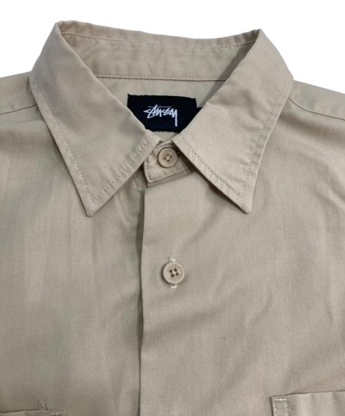 stussy（ステューシー）stussy (ステューシー) バックプリント 半袖シャツ カジキ  ベージュ サイズ:Mの古着・服飾アイテム