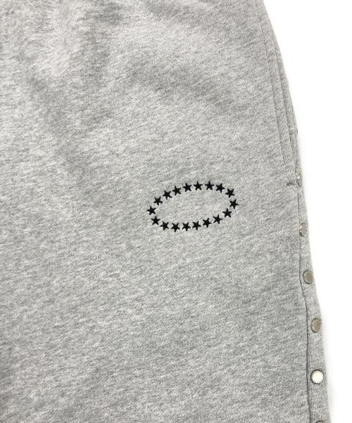 AFB（エーエフビー）AFB (エーエフビー) STUDDED BIG SWEAT PANTS / スタッズ ビッグ スウェットパンツ グレー サイズ:XLの古着・服飾アイテム