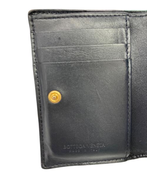 BOTTEGA VENETA（ボッテガベネタ）BOTTEGA VENETA (ボッテガベネタ) マキシイントレチャート 2つ折り財布 ネイビーの古着・服飾アイテム