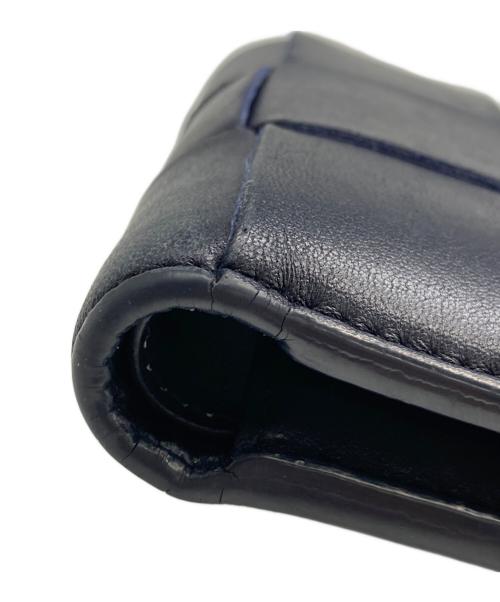 BOTTEGA VENETA（ボッテガベネタ）BOTTEGA VENETA (ボッテガベネタ) マキシイントレチャート 2つ折り財布 ネイビーの古着・服飾アイテム