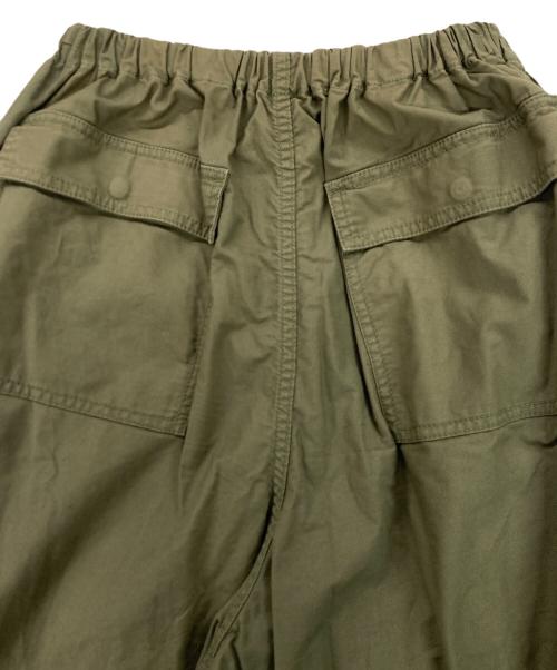 maturely（マチュアリー）maturely (マチュアリー) パラシュート イージーパンツ カーキの古着・服飾アイテム