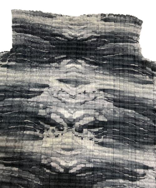 ISSEY MIYAKE FETE（イッセイミヤケフェット）ISSEY MIYAKE FETE (イッセイミヤケフェット) 総柄プリーツTEE グレー サイズ:02の古着・服飾アイテム