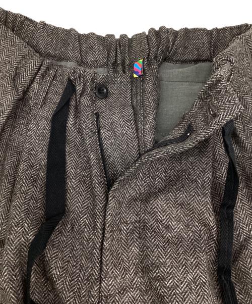 is-ness（イズネス）is-ness (イズネス) TECH TWEED BALLOON PANTS / テックツイード バルーンイージーパンツ ブラウン サイズ:REGULAR LENGTHの古着・服飾アイテム