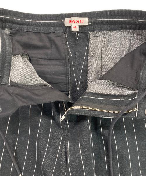 masu（エムエーエスユー）masu (エムエーエスユー) CLASSIC EASY TROUSERS / イージーパンツ ブラック×ホワイト サイズ:44の古着・服飾アイテム