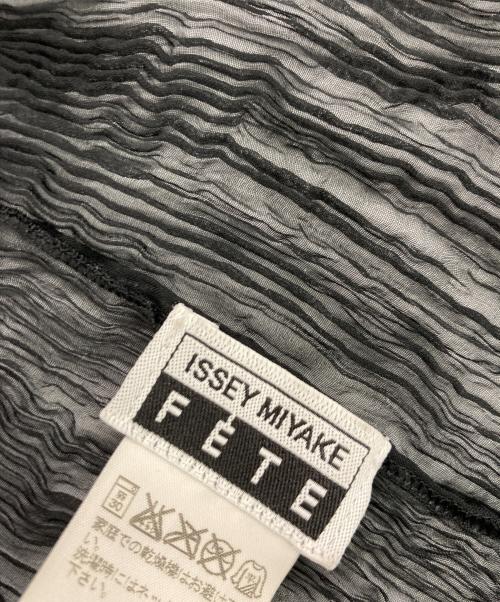 ISSEY MIYAKE FETE（イッセイミヤケフェット）ISSEY MIYAKE FETE (イッセイミヤケフェット) フリル変形プリーツカーディガン ブラック サイズ:2の古着・服飾アイテム