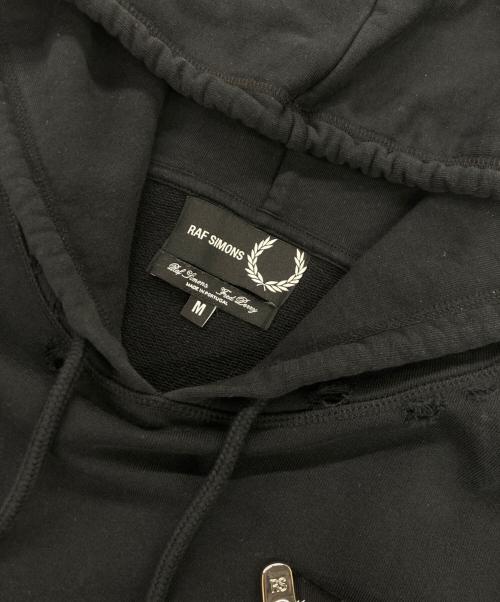 FRED PERRY（フレッドペリー）FRED PERRY (フレッドペリー) RAF SIMONS (ラフシモンズ) DESTROYED HOODED SWEATSHIRT ブラック サイズ:Ｍの古着・服飾アイテム