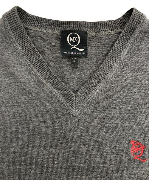 MCQ（マックキュー）MCQ (マックキュー) Vネックロゴニット グレー サイズ:XSの古着・服飾アイテム