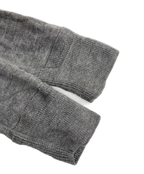 MCQ（マックキュー）MCQ (マックキュー) Vネックロゴニット グレー サイズ:XSの古着・服飾アイテム