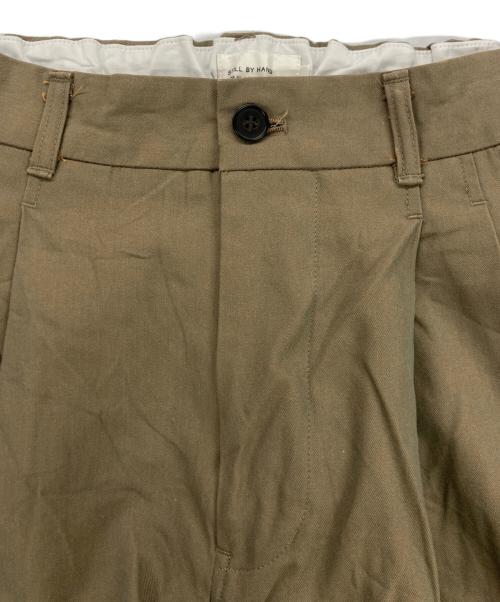 STILL BY HAND（スティルバイハンド）STILL BY HAND (スティルバイハンド) PT06253 強撚コットンシャンブレー素材 2タックパンツ ブラウン サイズ:44の古着・服飾アイテム
