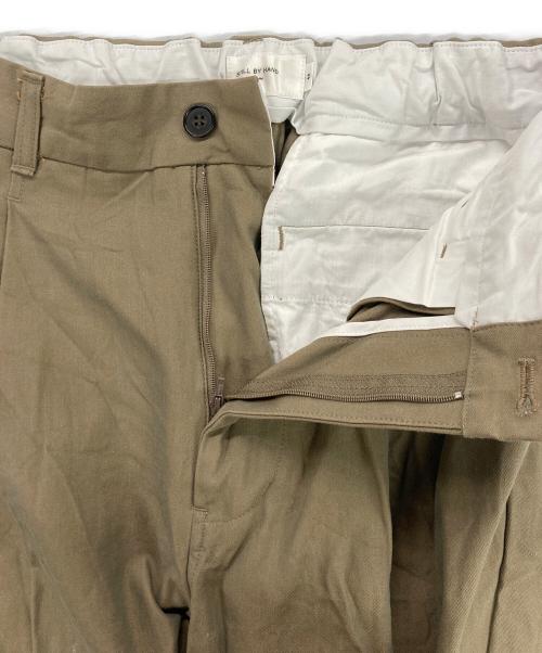 STILL BY HAND（スティルバイハンド）STILL BY HAND (スティルバイハンド) PT06253 強撚コットンシャンブレー素材 2タックパンツ ブラウン サイズ:44の古着・服飾アイテム
