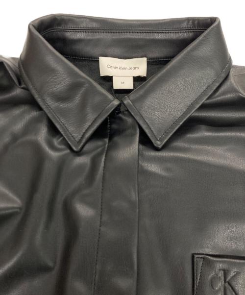 Calvin Klein Jeans（カルバンクラインジーンズ）Calvin Klein Jeans (カルバンクラインジーンズ) Faux Leather Crop Shirt / フェイクレザークロップドシャツ ブラック サイズ:Mの古着・服飾アイテム