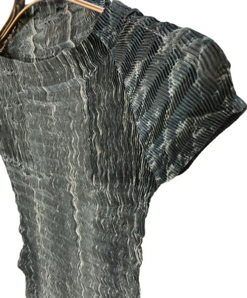 ISSEY MIYAKE（イッセイミヤケ）ISSEY MIYAKE (イッセイミヤケ) プリーツS/Sカットソー グレー サイズ:Mの古着・服飾アイテム