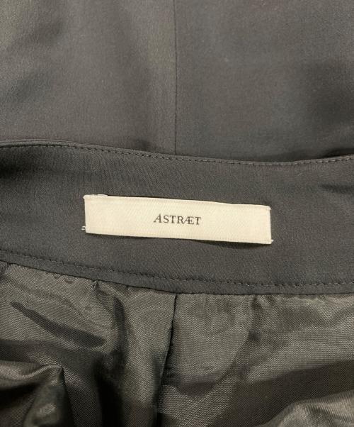 ASTRAET（アストラット）ASTRAET (アストラット) ギャバ×サテンフロントプリーツスカート ブラックの古着・服飾アイテム