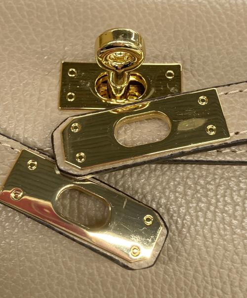 AULENTTI（オウレンティ）AULENTTI (オウレンティ) 金具ベルト付きバッグ ショルダーバッグ ベージュの古着・服飾アイテム