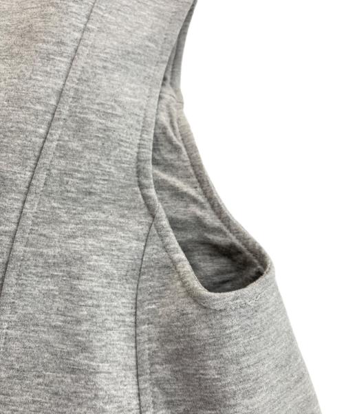 anuans（アニュアンス）anuans (アニュアンス) タックフレアカットベスト グレー サイズ:Fの古着・服飾アイテム